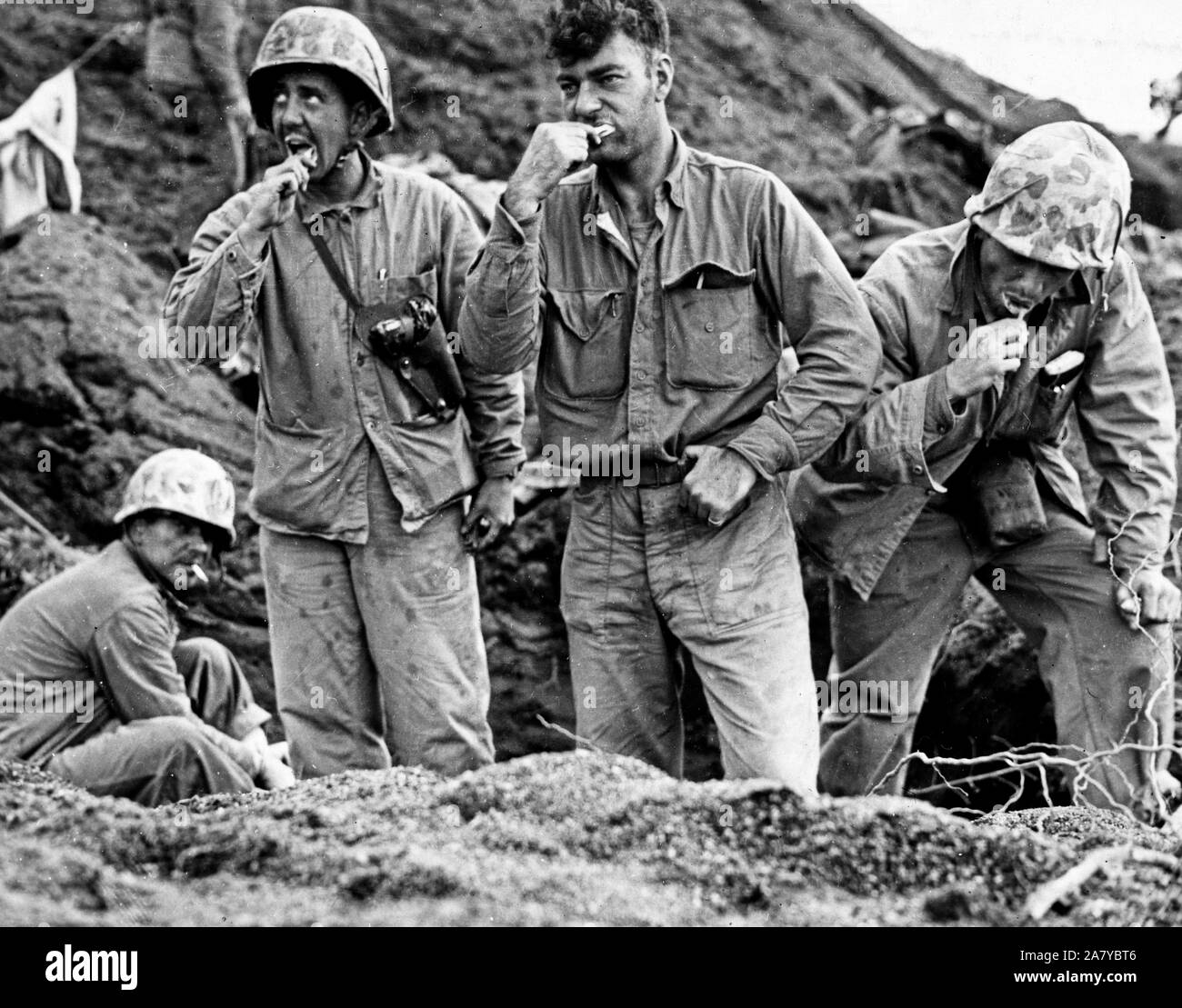 Marine Corps correspondants et photogs brosser leurs dents sur Iwo Jima Banque D'Images