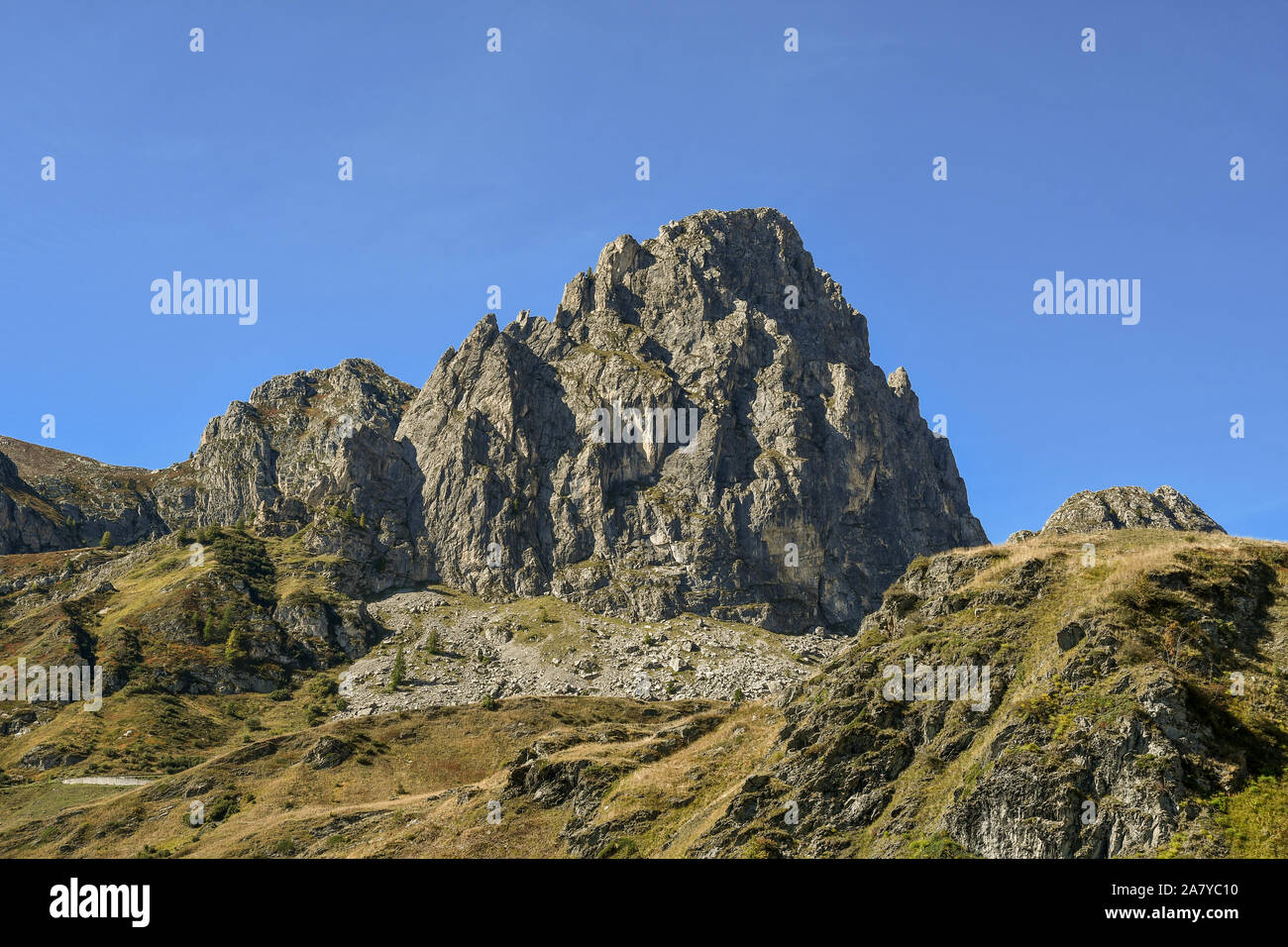 Avis de Rocca Parvo et Parvetto pics de montagne Alpes Cottiennes dans la vallée de grana dans une journée ensoleillée, le Castelmagno, Coni, Piémont, Italie Banque D'Images