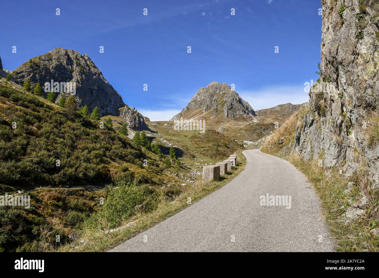 Vue sur les Alpes Cottiennes à partir de la route menant à Colle Fauniera avec col Punta Parvo et Parvetto pics rocheux en été, le Castelmagno, Piémont, Italie Banque D'Images