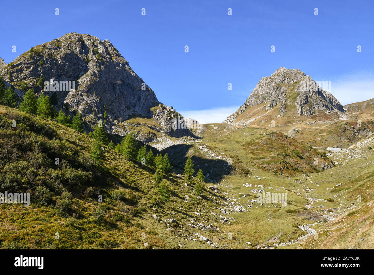 Vue panoramique sur la montagne des Alpes Cotiennes avec Punta Parvo et Parvetto pics rocheux dans une journée ensoleillée, le Castelmagno, Val Grana, Piémont, Italie Banque D'Images