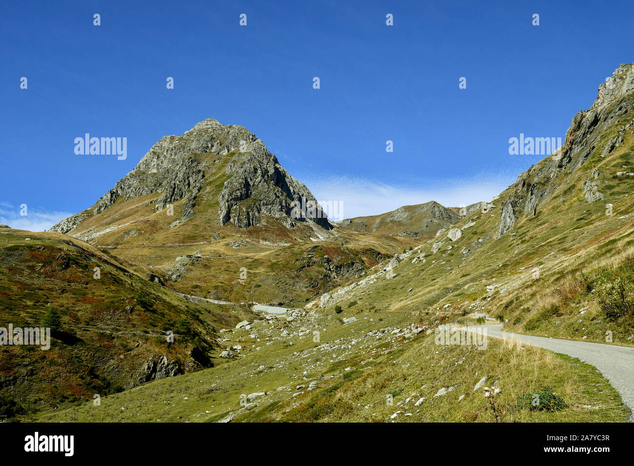 Vue panoramique des Alpes Cotiennes de la route menant à Colle Fauniera avec col Punta Parvetto pic rocheux en été, le Castelmagno, Piémont, Italie Banque D'Images