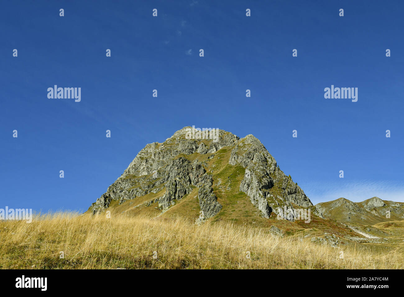 Avis de Colle Parvetto pic rocheux dans les Alpes Cottiennes du Piémont (Italie du Nord) contre ciel bleu clair à la fin de l'été, le Castelmagno, Cuneo, Italie Banque D'Images