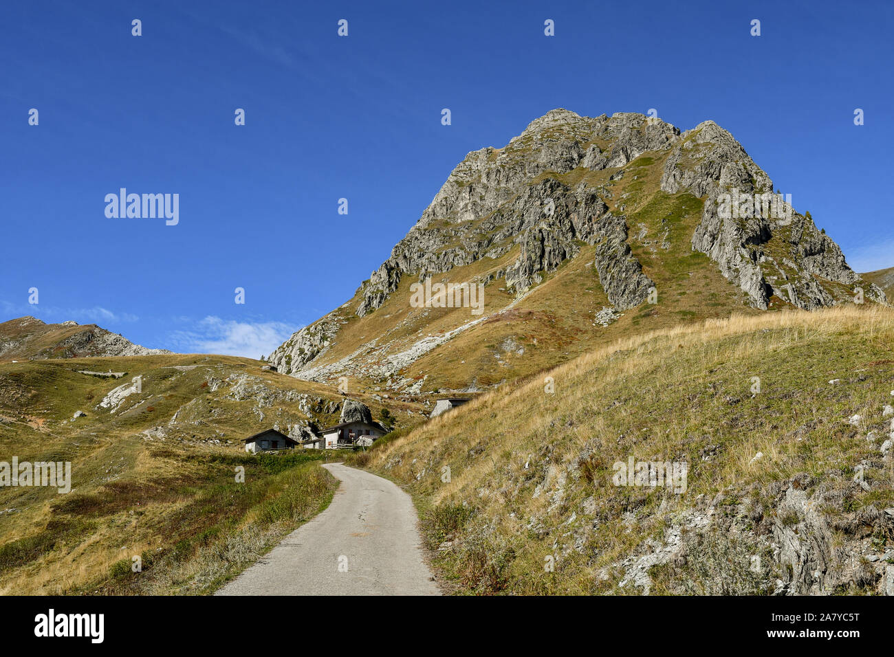 Vue sur la route sinueuse menant à Colle d'Esischie et colle Fauniera cols des Alpes Cottiennes en été, le Castelmagno, Piémont, Italie Banque D'Images