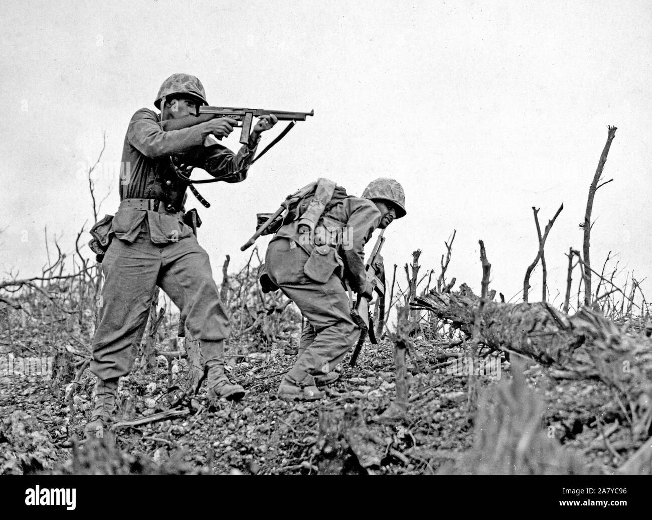 Utilise sa marine - Tommy gun- pour tuer un sniper japonais. Ces marines de la première division qui était en train de prendre la crête de Wana avant la ville de Shuri à Okinawa Banque D'Images