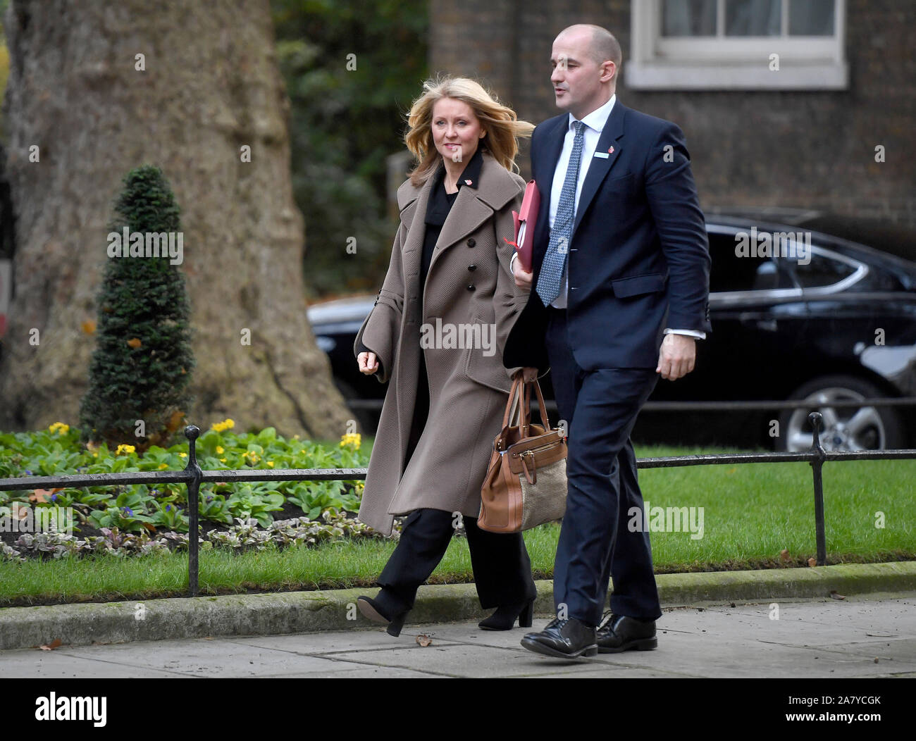 Ministre de l'administration centrale et la croissance locale Jake Berry et ministre d'État au logement Esther McVey arrivent pour une réunion du Cabinet à Downing Street, Londres. Banque D'Images