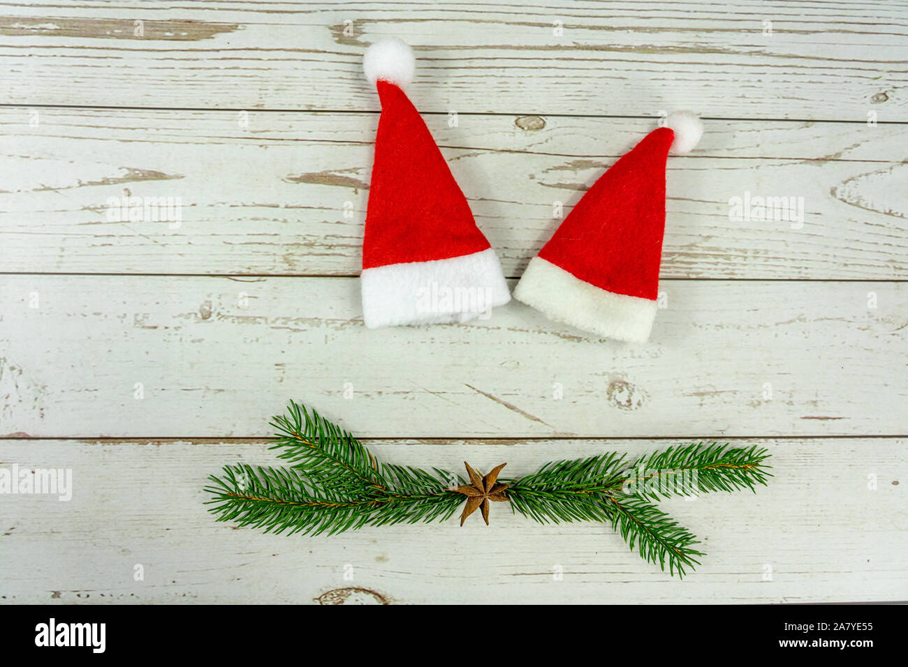 Deux santa hats layout sur fond en bois blanc, symbole de l'unité à Noël . Banque D'Images