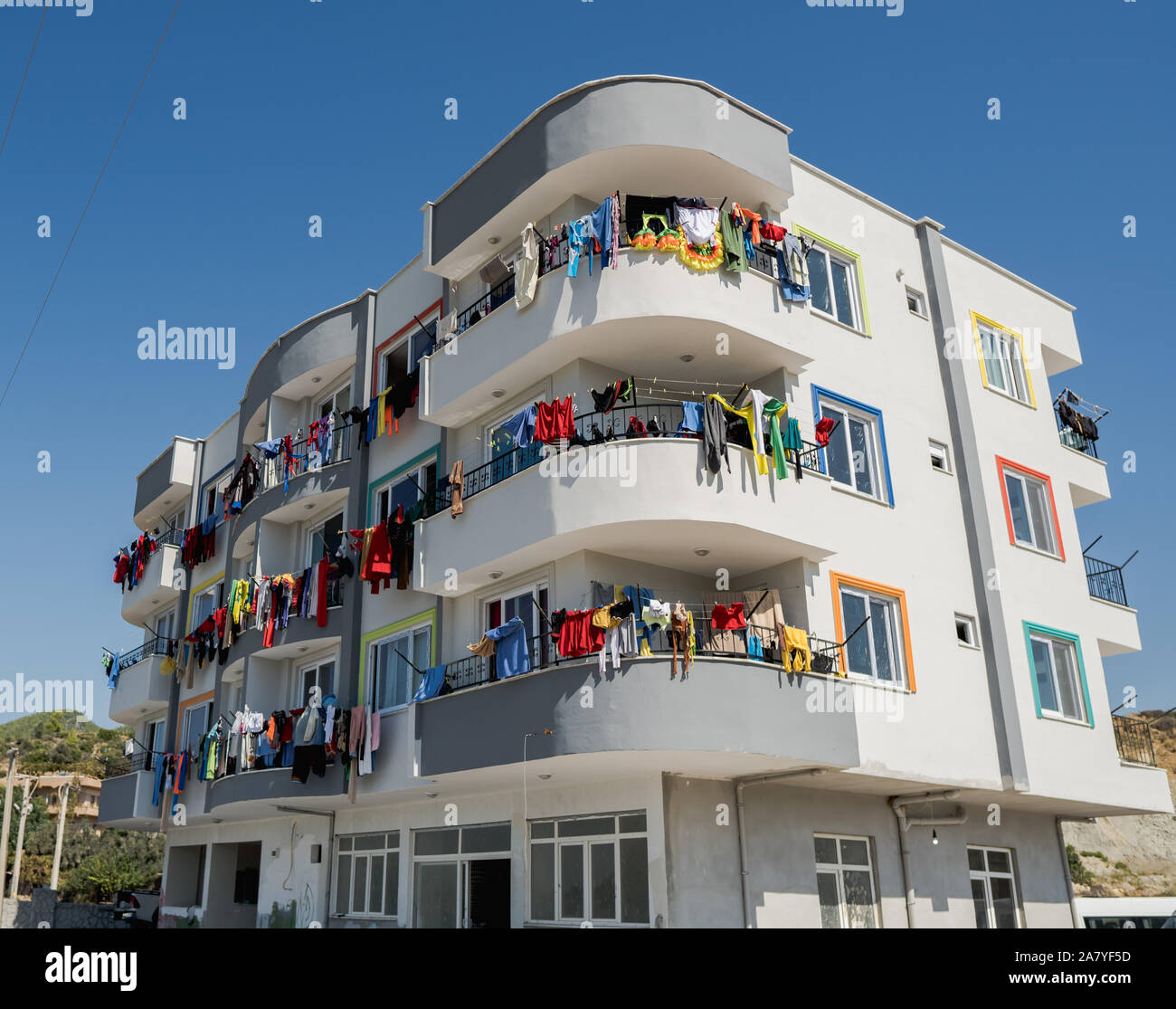 29 septembre 2019, Antalya, Turquie - Construire avec des vêtements colorés tout autour de la pendaison pour sécher. Vue depuis l'angle droit. Banque D'Images