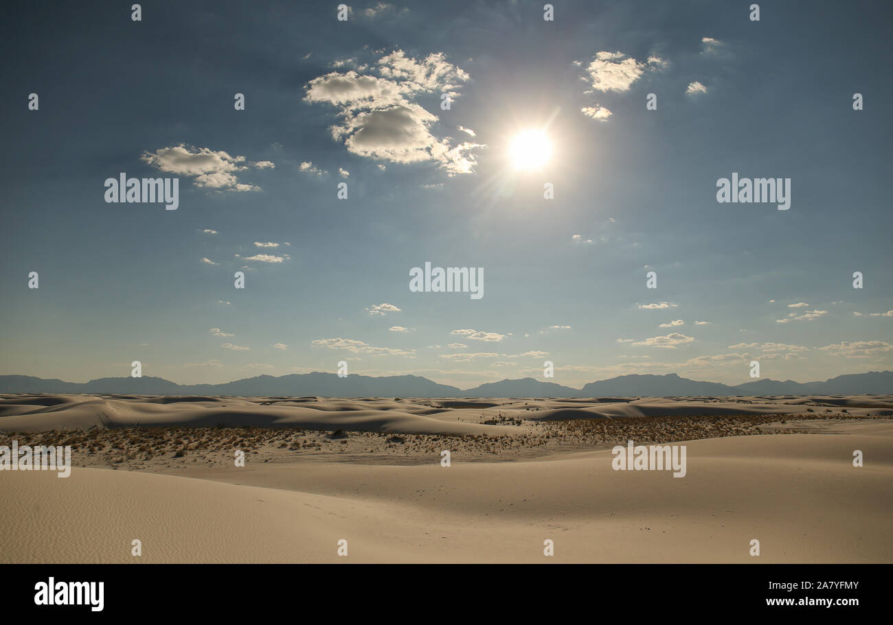 Coucher de soleil au-dessus des dunes de sable blanc de blanc Banque D'Images