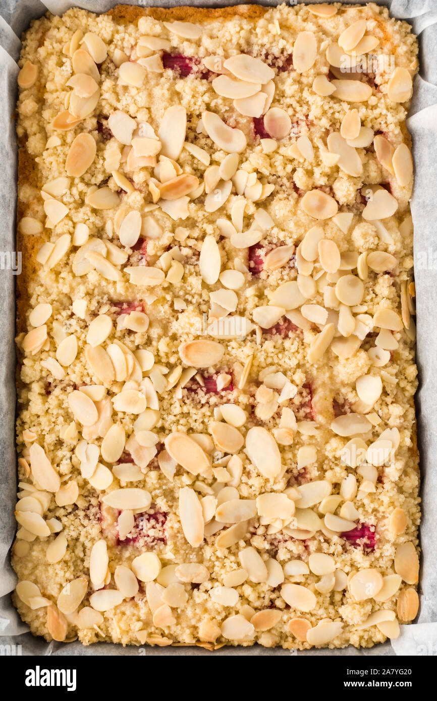 Vue De Dessus Du Gateau Crumble Rhubarbe Fait Maison Dans Une Plaque A Patisserie Recouverte De Papier Sulfurise Photo Stock Alamy Vue De Dessus Du Gateau Crumble Rhubarbe Fait Maison Dans Une Plaque A Patisserie Recouverte De Papier Sulfurise Photo Stock Alamy