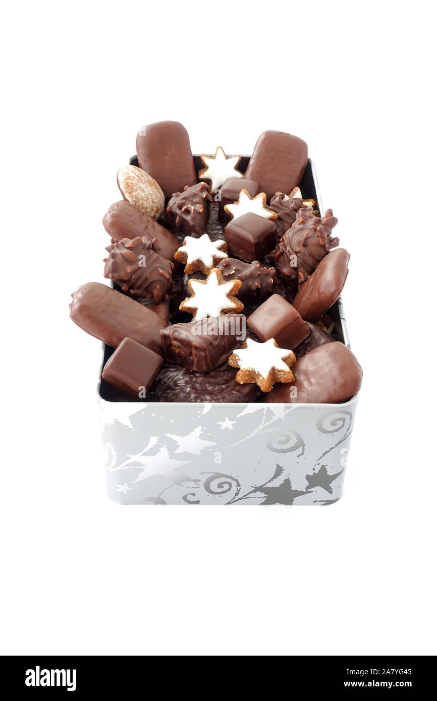Assortiment d'épices allemand dans un biscuit de Noël argent tin isolé sur fond blanc. High angle view. Banque D'Images