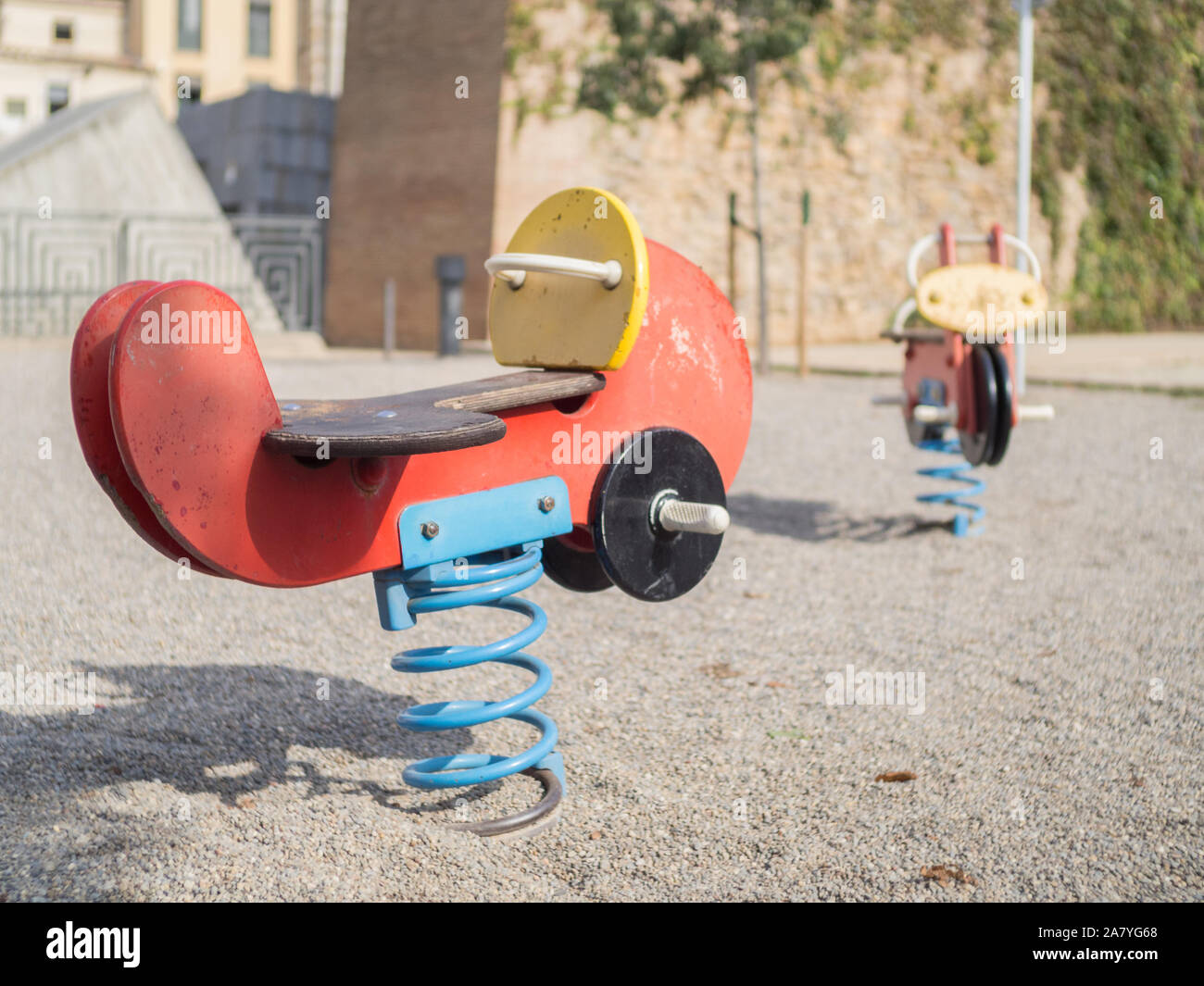 Ressort en métal avec une moto de couleur dans une aire de jeux pour  enfants Photo Stock - Alamy