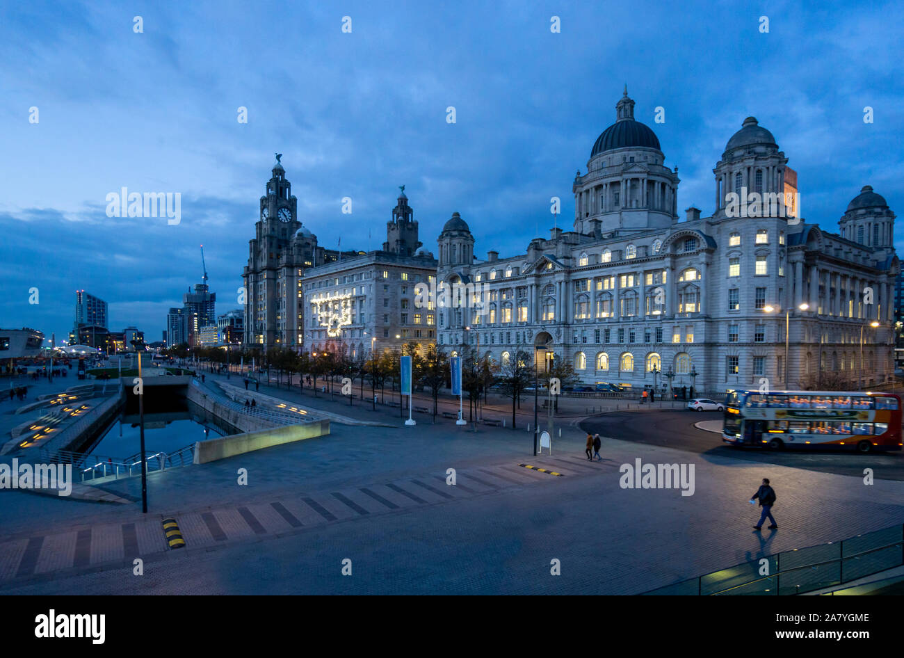 Les bâtiments des Trois Grâces, Royal Liver Building, Cunard Building et Port of Liverpool Building, vu la nuit à Pier Head à Liverpool Banque D'Images