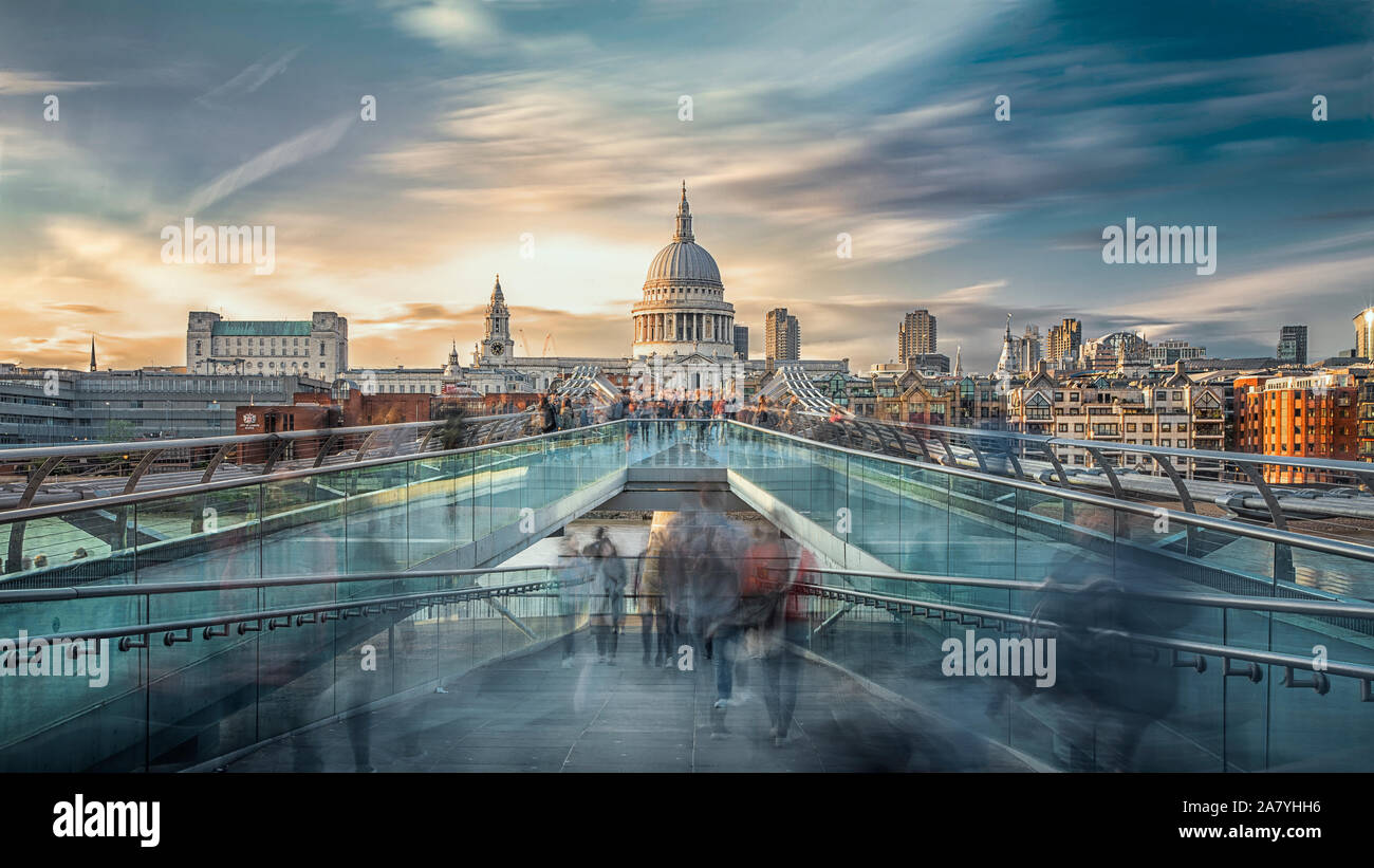 Une longue exposition de coucher de soleil sur St Paul's et le Millennium Bridge à Londres. Banque D'Images