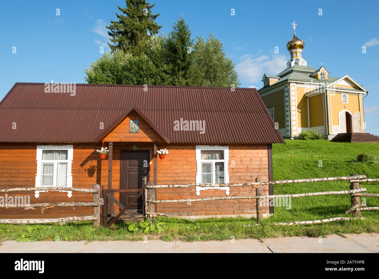 VOLGOVERHOVYE, région de Tver, RUSSIE - Août 6, 2019 : Boutique l'Église et l'église Saint-Nicolas l'Wonderworker dans le monastère de Holguin. Volgove Village Banque D'Images