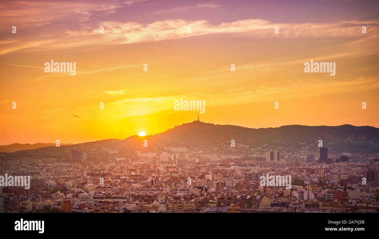 Carte postale de Barcelone. Tibidabo, le Camp Nou, Hospitalet de Llobregat et d'Cornellà de Llobregat au coucher du soleil. Banque D'Images