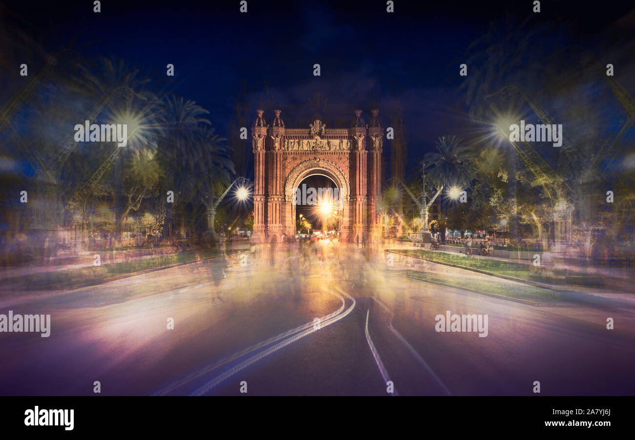 Cartes postales de Barcelone. Une longue exposition de l'Arc de Triomf, ou l'Arco de Triunfo de nuit. Banque D'Images