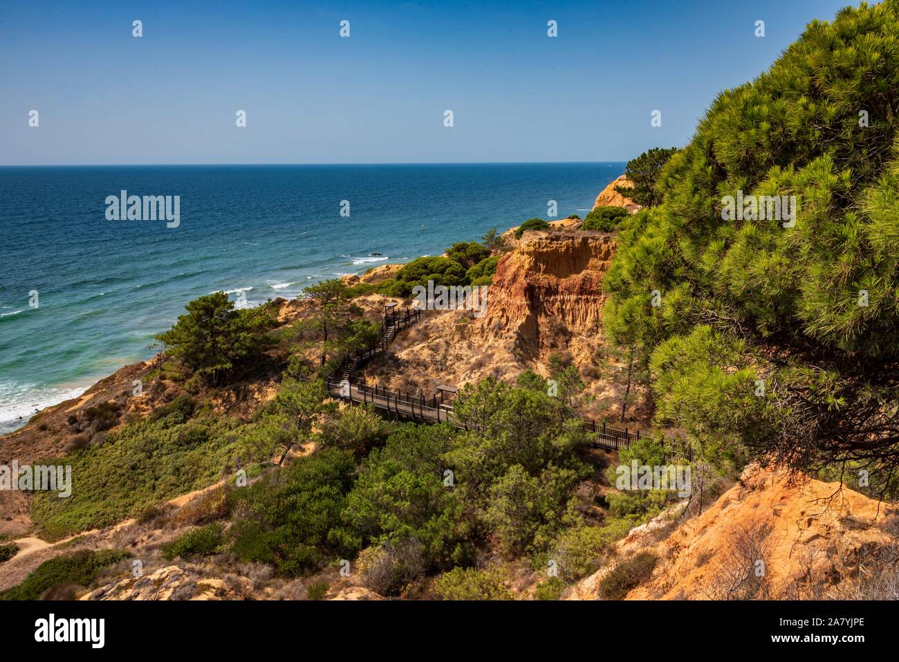 Orange colorés cliffs à Praia da Falesia, Portugal. Banque D'Images