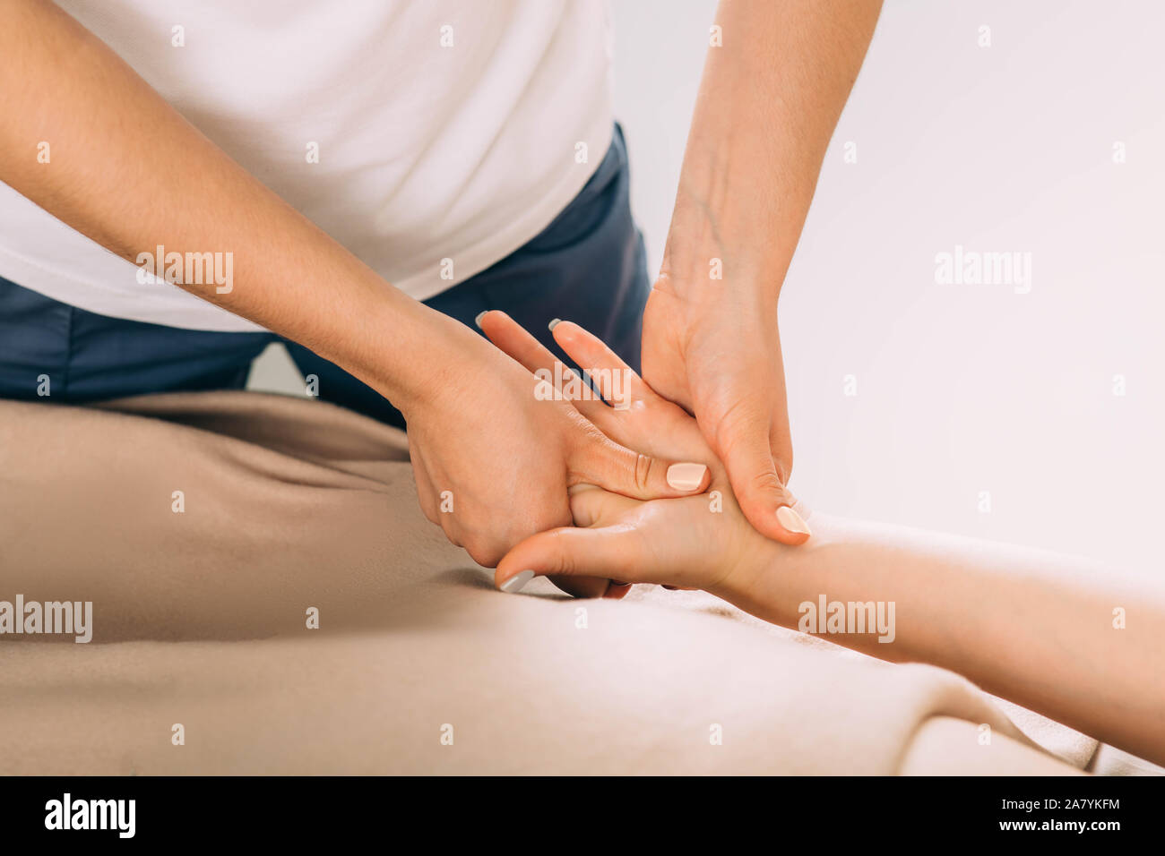 Main de femme cultivée tout en massage des mains. femme reçoit un massage des mains d'un massothérapeute professionnel Banque D'Images