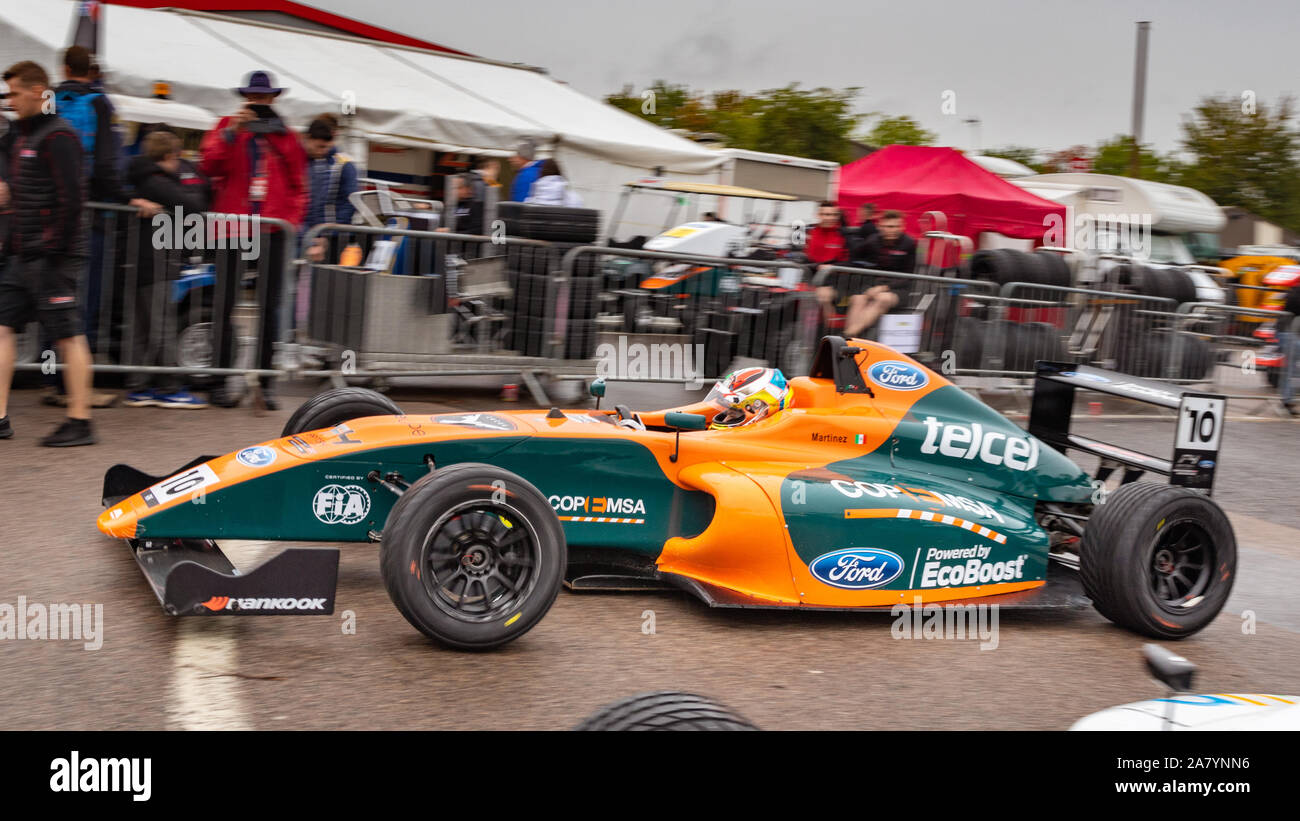 Mariano Martinez quitte le paddock pour la première course de la journée. La F4. Dernière course week-end de la saison. Brands Hatch, 12 Octobre 2019 Banque D'Images