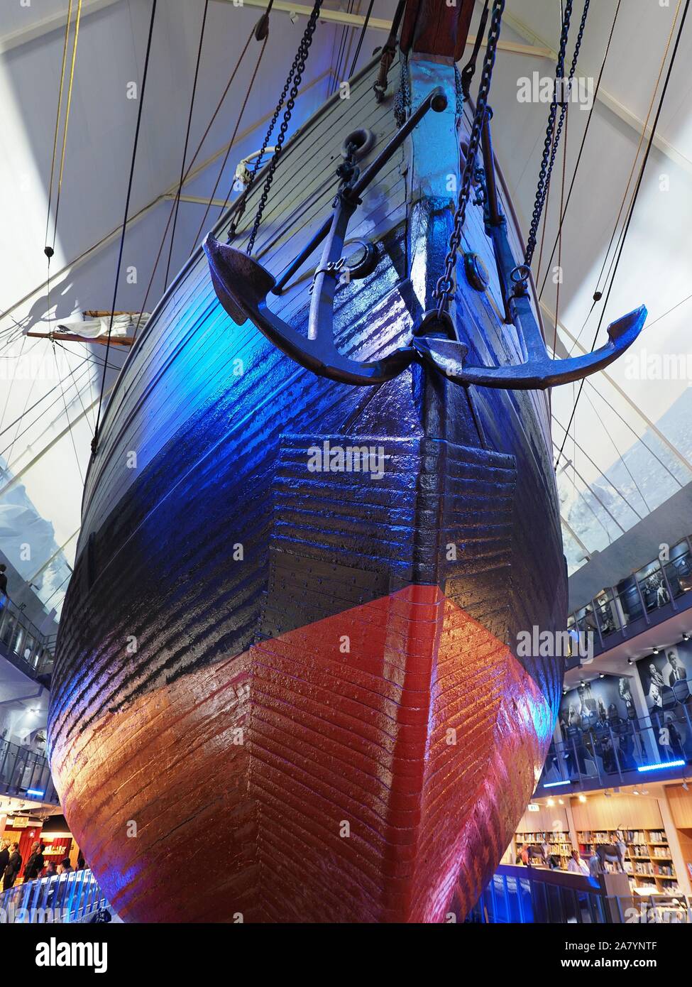 Navire polaire Fram utilisé par l'explorateur Roald Amundsen en expéditions polaires dans la ville européenne de Oslo en Norvège - verticale Banque D'Images