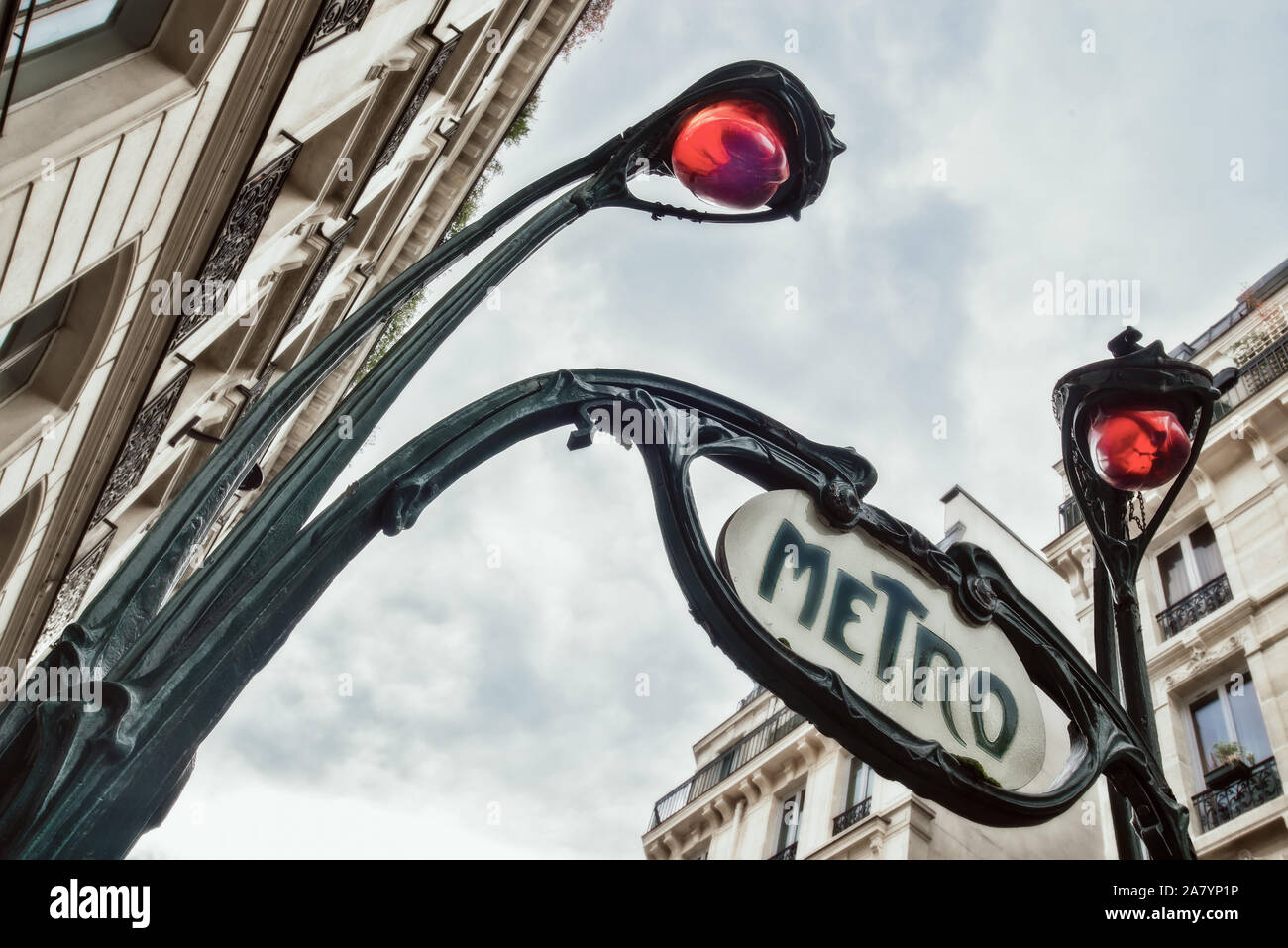 Entrée de l'une station de métro du métro Parisien conçu par Hector Guimard dans le style Art Nouveau, Paris France. Banque D'Images