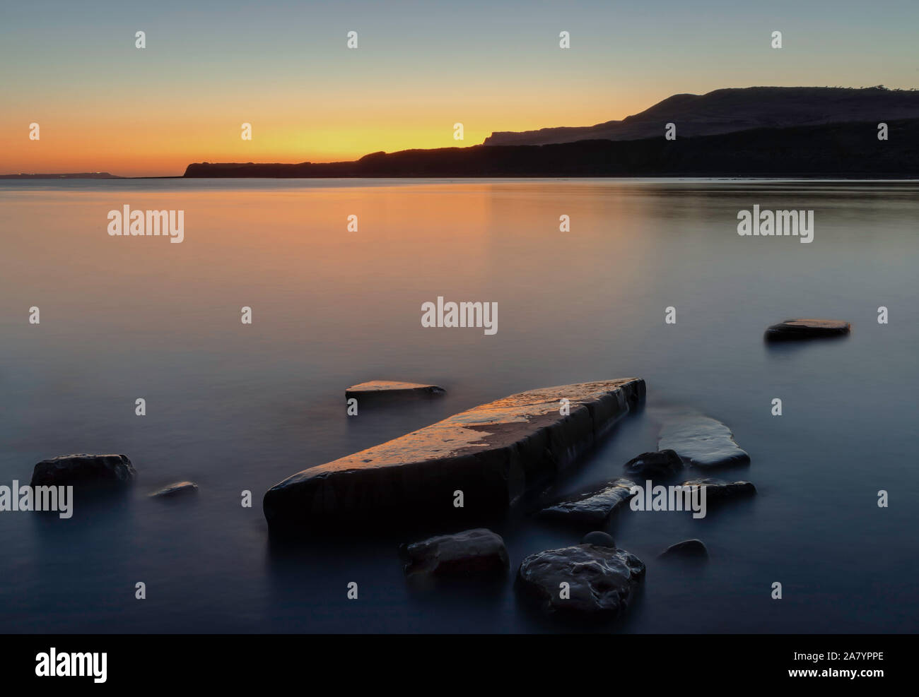 Dorset Angleterre Kimmeridge beau coucher de glow sur les crêtes calcaires naturels de la baie de Kimmeridge sur la côte jurassique du Dorset Banque D'Images