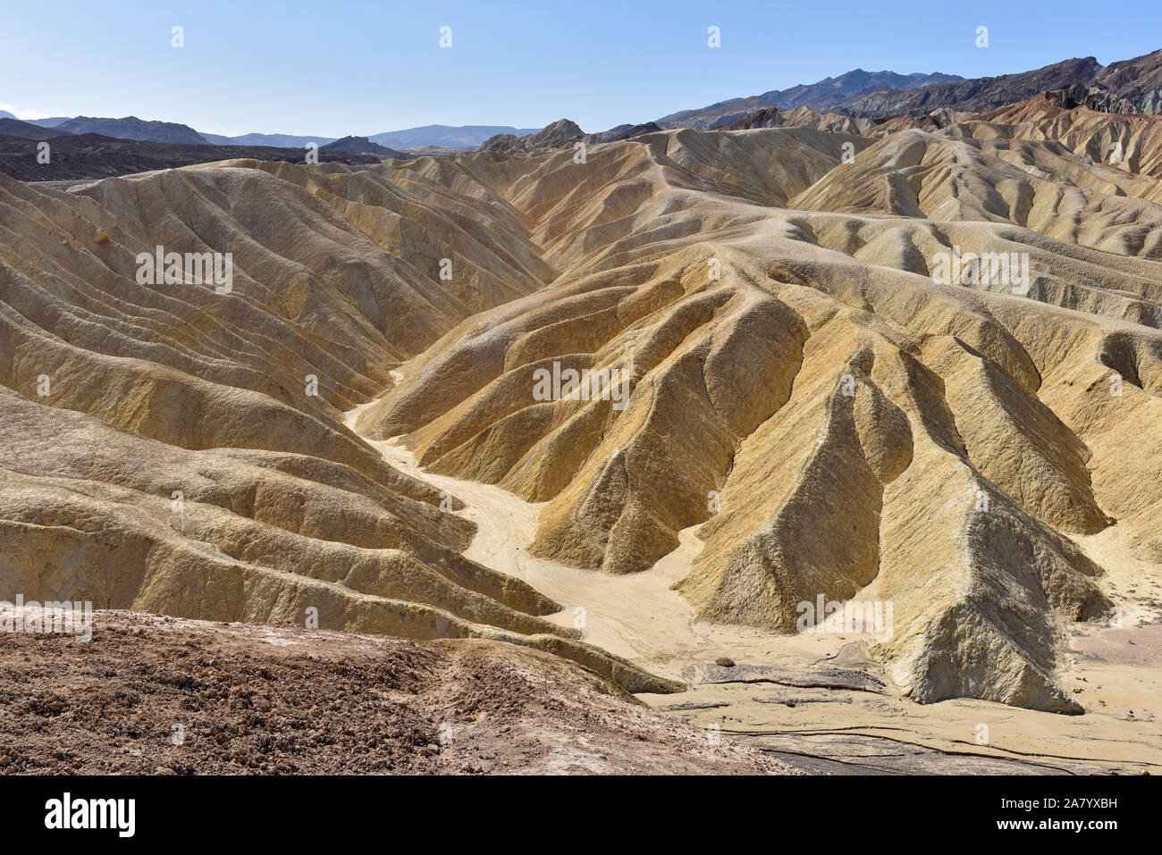 Zabriskie Point situé à l'est de la vallée de la mort dans Death Valley National Park, California, USA. Banque D'Images