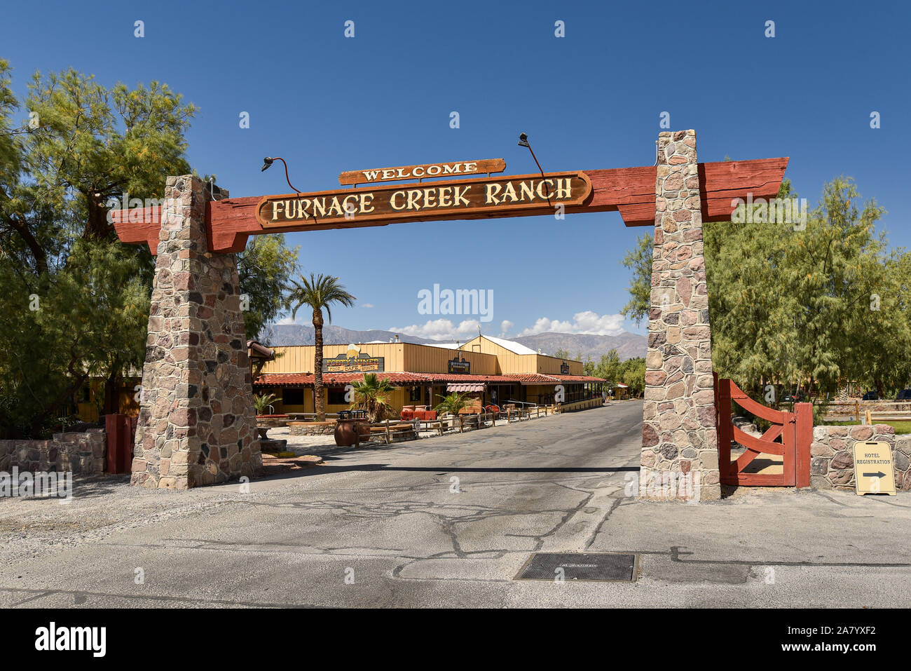 FURNACE CREEK, CALIFORNIE/USA - Mai 7, 2017 : entrée principale de Furnace Creek Ranch à Death Valley National Park, qui propose des chambres d'hôtel. Banque D'Images FURNACE CREEK, CALIFORNIE/USA - Mai 7, 2017 : entrée principale de Furnace Creek Ranch à Death Valley National Park, qui propose des chambres d'hôtel. Banque D'Images