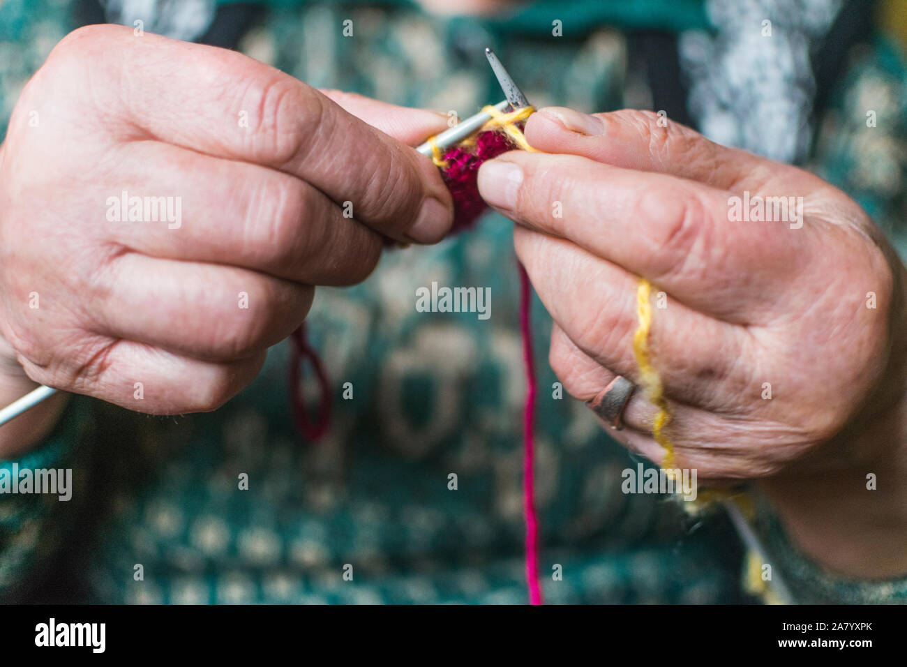 Une Femme Joyeuse De 60 Ans Tricotant Une Chaussette Près De L