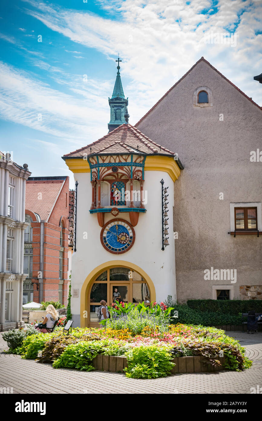 Par horloge automate Jenő Kovács avec fleurs afficher sur une journée d'été dans la ville historique de Szekesfehervar, Hongrie Banque D'Images