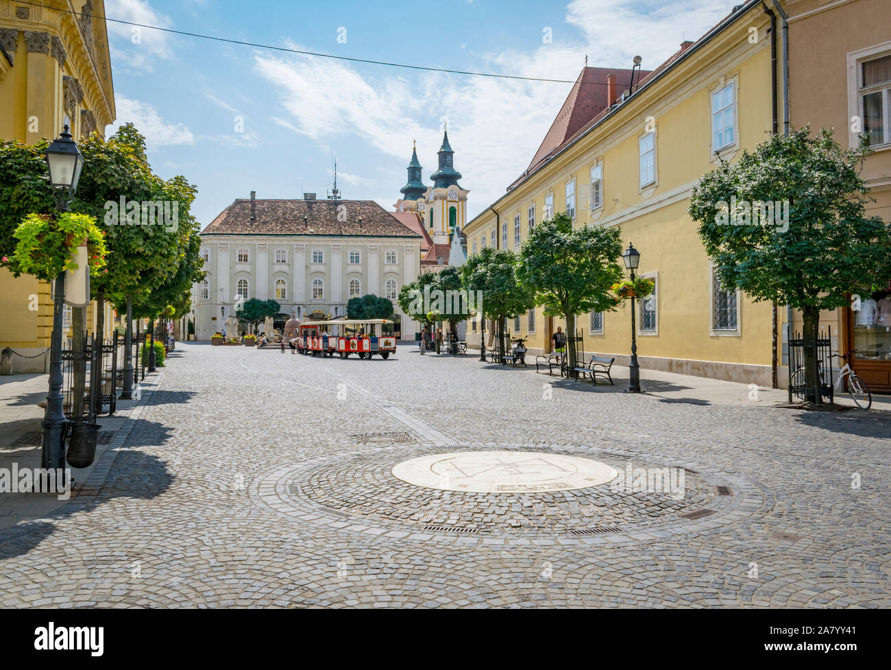 Hungarian rue menant à la place de la ville de Szekesfehervar, en Hongrie avec les tours de Saint Stephen's Basilica, l'Orbe et Kisvonat visites t Banque D'Images
