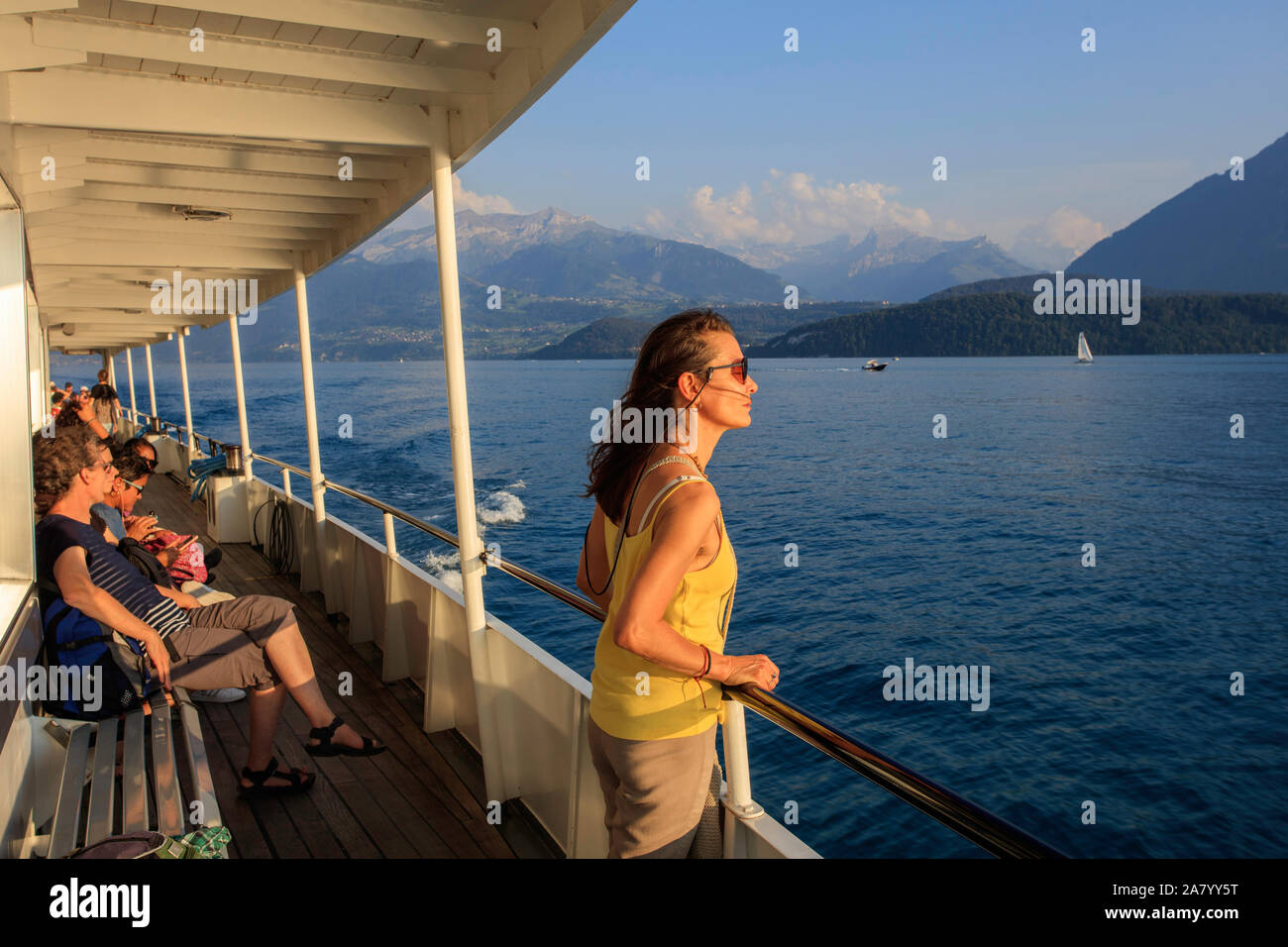 Femme sur une croisière sur le lac de Thoune. Interlake, Suisse Banque D'Images