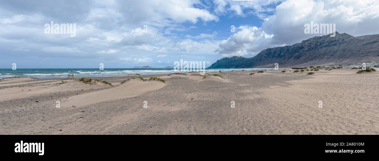 Vue panoramique tourné de Playa de Famara beach et plage de montagne sur Lanzarote , Canaries, contre l'océan et le ciel Banque D'Images