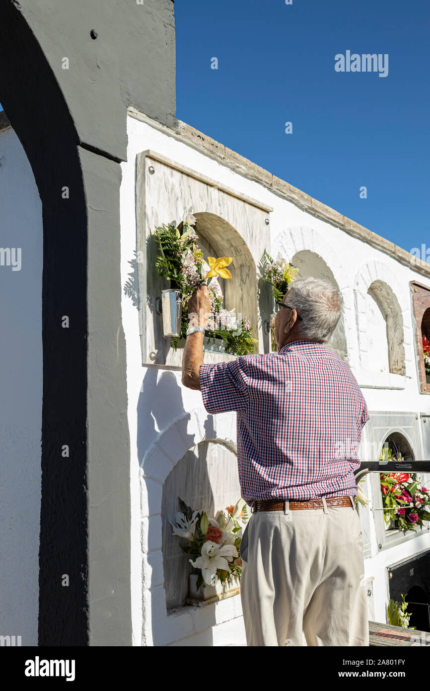 1 novembre 2019, Jour des Morts, jour de la Toussaint, les parents décorent les tombes avec tributs floraux, Guia de Isora cematary Tenerife, Îles Canaries Banque D'Images