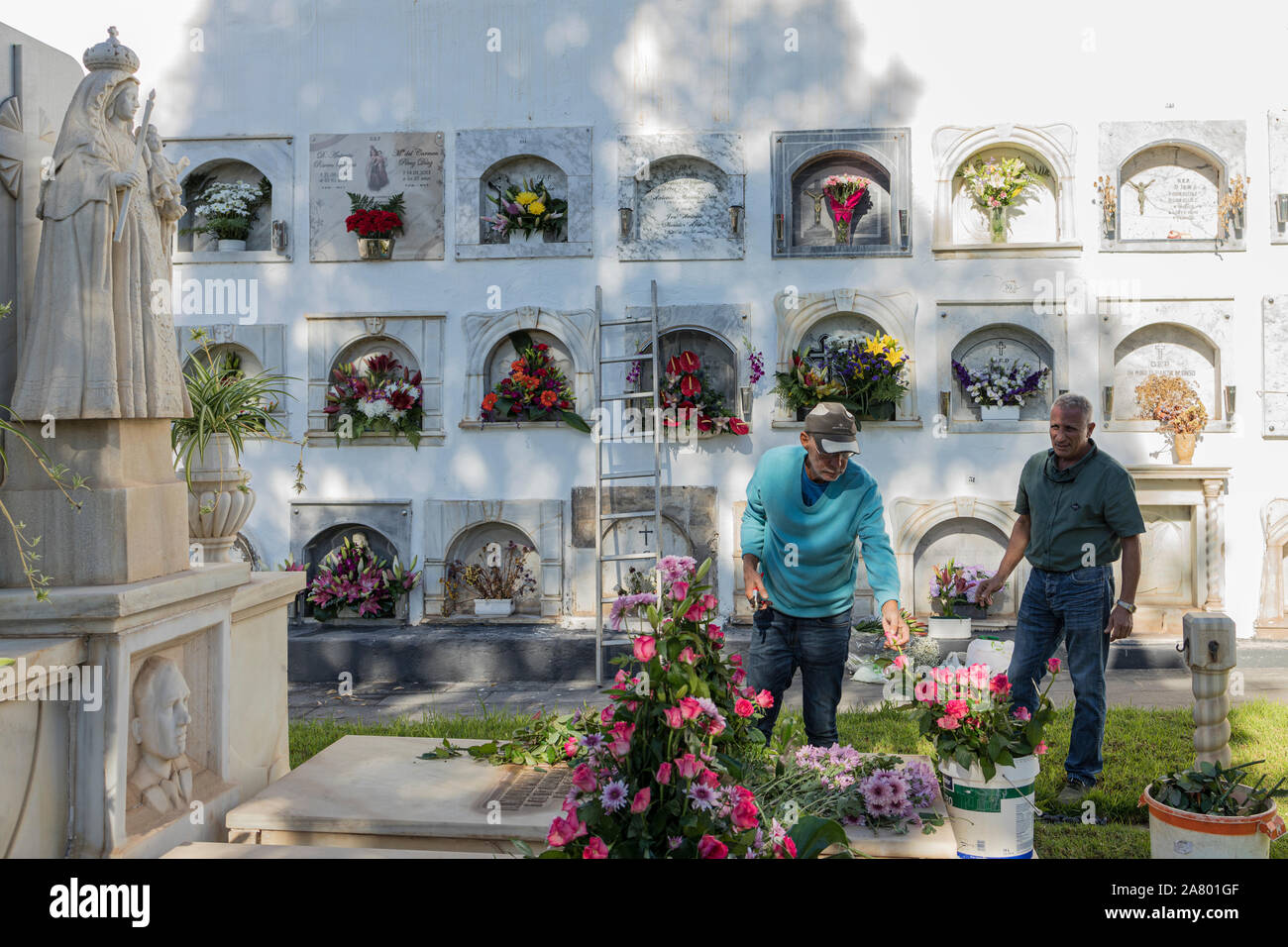 1 novembre 2019, Jour des Morts, jour de la Toussaint, les parents décorent les tombes avec tributs floraux, Guia de Isora cematary Tenerife, Îles Canaries Banque D'Images