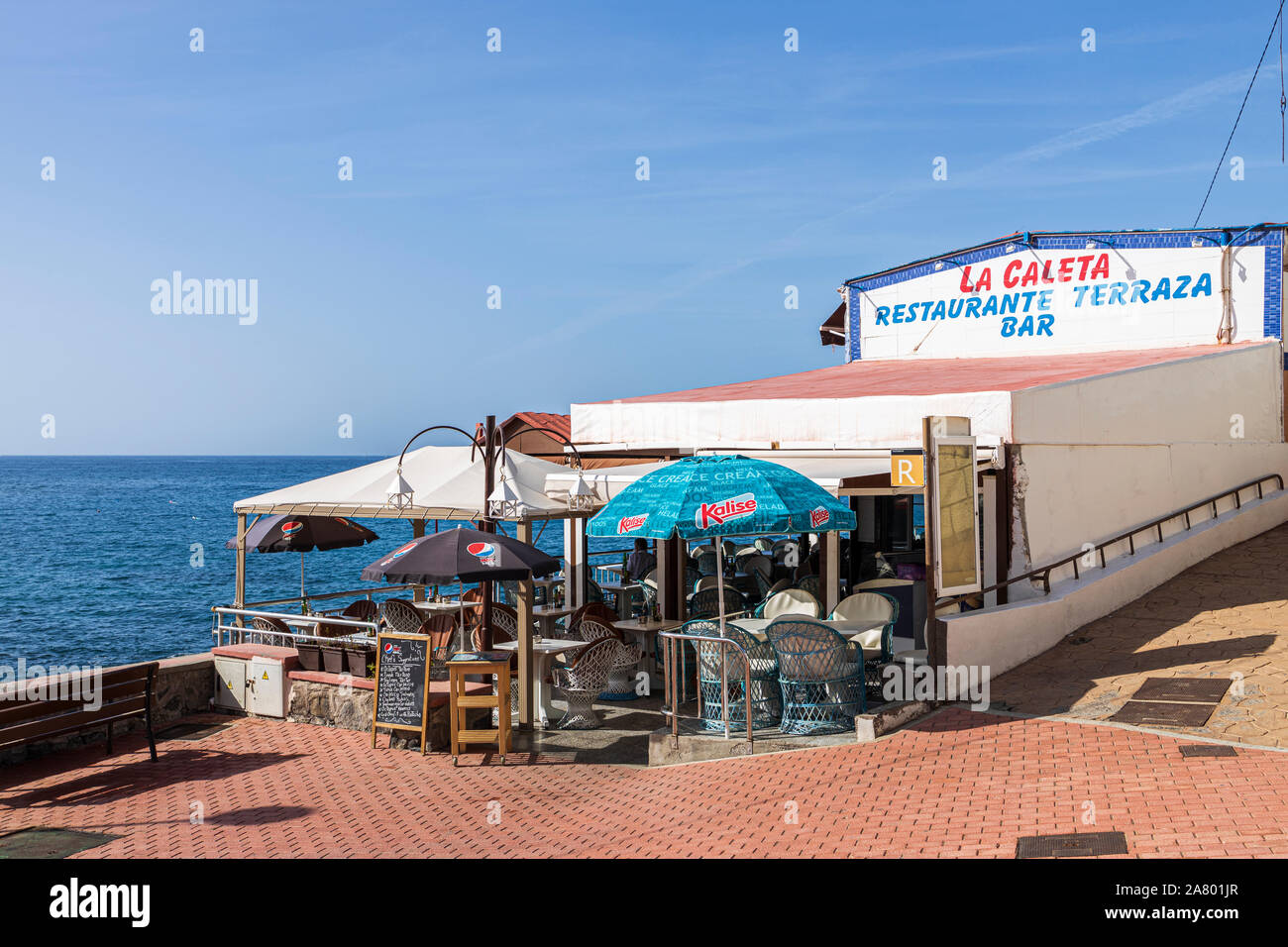 Restaurant, Bar avec terrasse, café sur le front de tôt le matin à La Caleta, Costa Adeje, Tenerife, Canaries, Espagne Banque D'Images