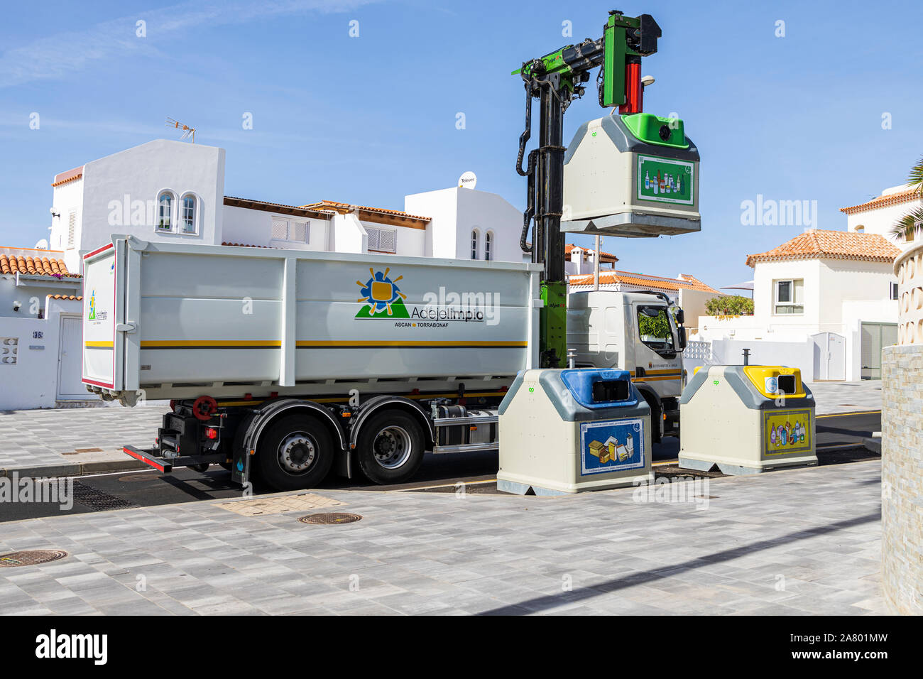 Refuser la collecte de verre recyclé à partir de camions conteneurs par la route à La Caleta, Costa Adeje, Tenerife, Canaries, Espagne Banque D'Images