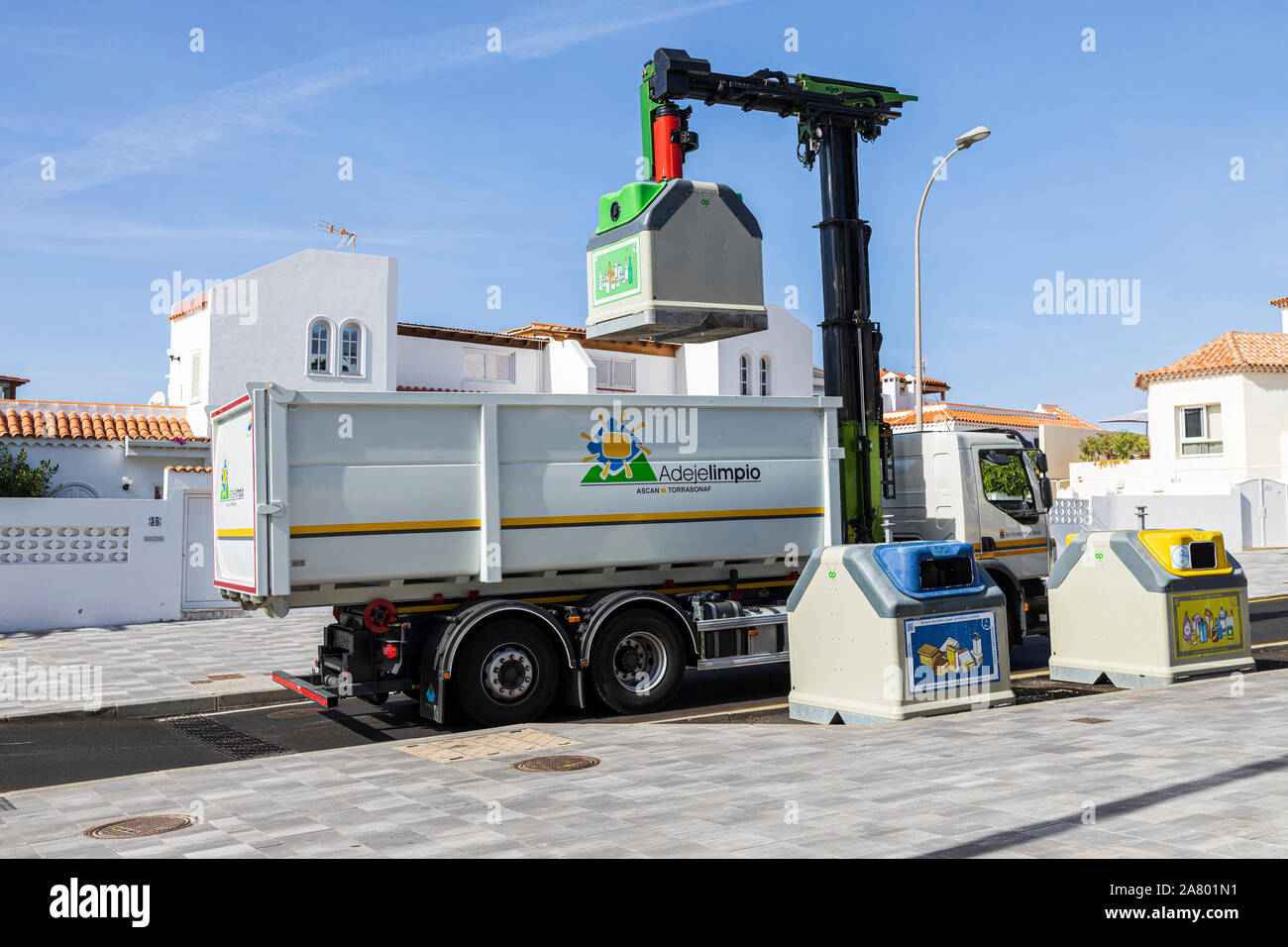 Refuser la collecte de verre recyclé à partir de camions conteneurs par la route à La Caleta, Costa Adeje, Tenerife, Canaries, Espagne Banque D'Images