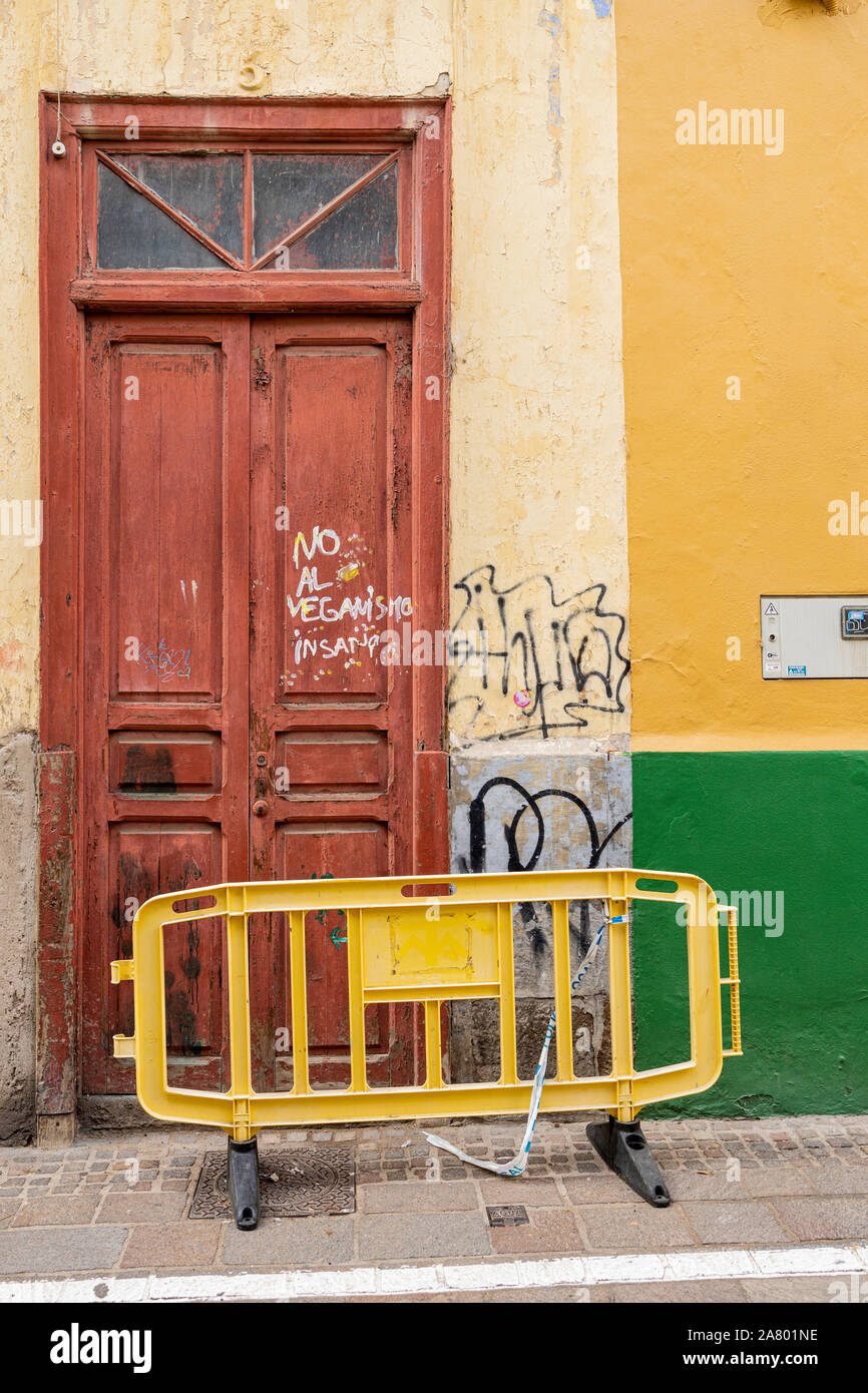 Barrière en plastique jaune en face du bâtiment abandonné porte à Santa Cruz de Tenerife, Canaries, Espagne Banque D'Images
