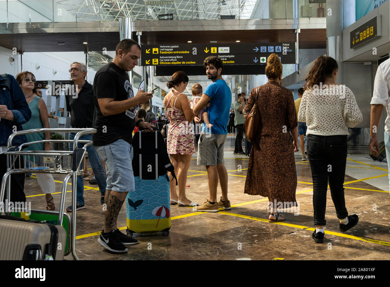 Les passagers et les personnes en attente dans le terminal des arrivées à l'Aéroport de Tenerife Sur Reina Sofia, Tenerife, Canaries, Espagne Banque D'Images