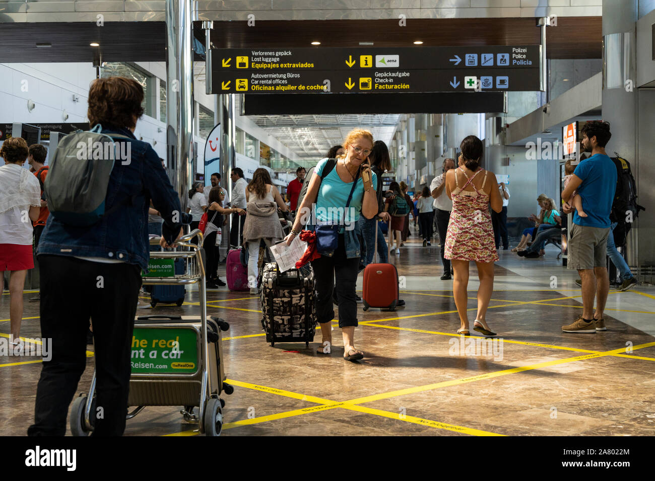 Les passagers l'on marche sur le terminal de l'Aéroport de Tenerife Sur Reina Sofia, Tenerife, Canaries, Espagne Banque D'Images