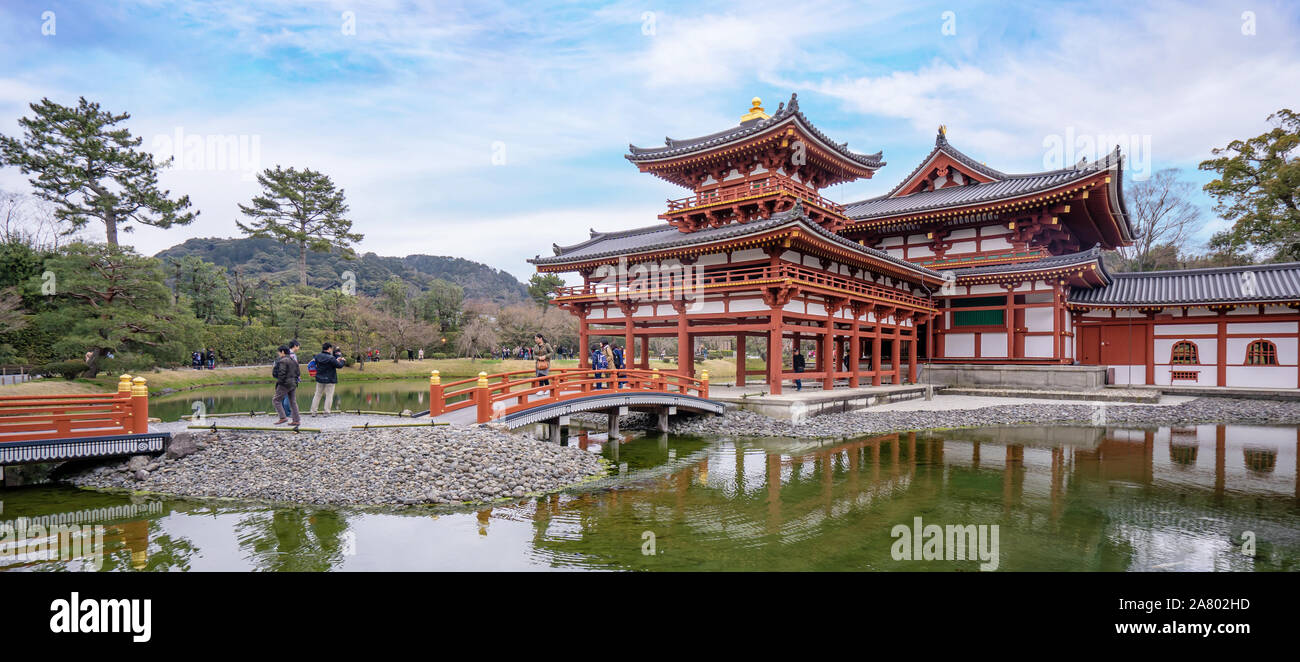 Uji, Japon - Mars. 23, 2019 : beau temple Byodoin au printemps avec l'eau du lac reflet, l'image de voyage printemps à Uji, Kyoto, Japon. Banque D'Images