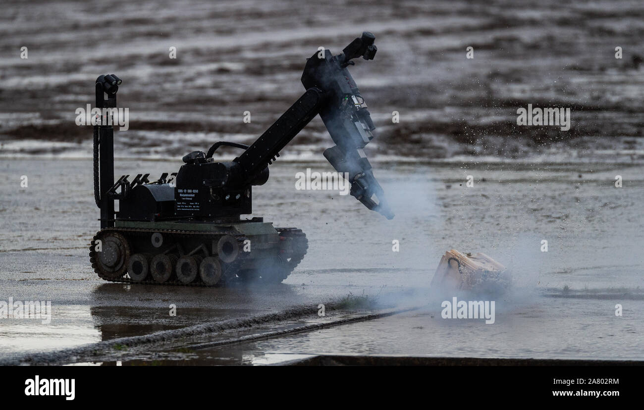 Munster, Allemagne. Oct 11, 2019. La Bundeswehr's 1849-1912 des explosifs et munitions de type robot détruit la simulation d'un engin explosif au cours de l'exercice d'entraînement de l'information opérations terrestres en 2019. Credit : Philipp Schulze/dpa/Alamy Live News Banque D'Images Munster, Allemagne. Oct 11, 2019. La Bundeswehr's 1849-1912 des explosifs et munitions de type robot détruit la simulation d'un engin explosif au cours de l'exercice d'entraînement de l'information opérations terrestres en 2019. Credit : Philipp Schulze/dpa/Alamy Live News Banque D'Images