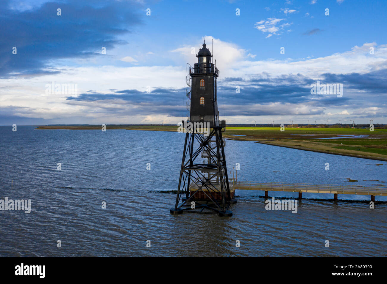 Bel Obereversand ou Leuchtturm phare de mer du Nord près de Brême, Bremerhaven et Weser dans le crépuscule. Neuastenberg, Wurster Nordseekuste Banque D'Images