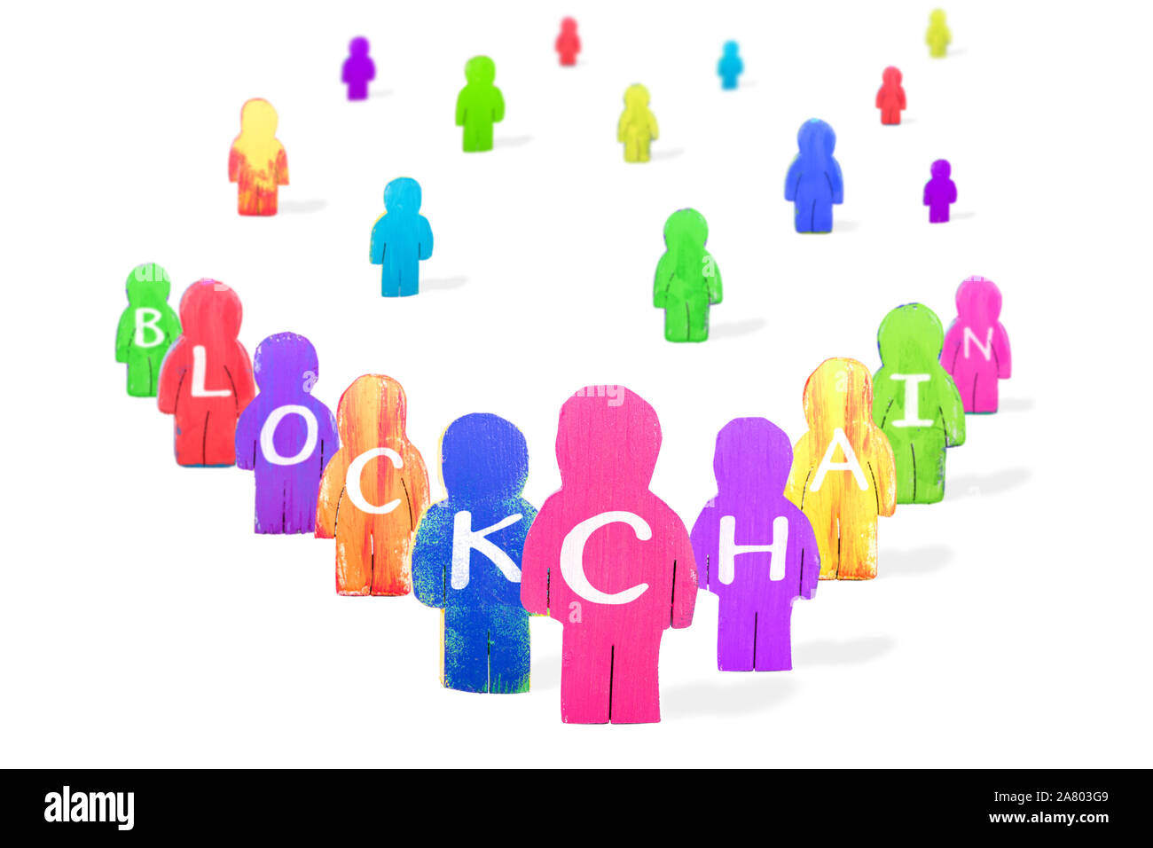 Beaucoup de figures en bois sur blanc, word, Blockchain cryptocurrency concept, bloquer la chaîne et la cryptographie Banque D'Images