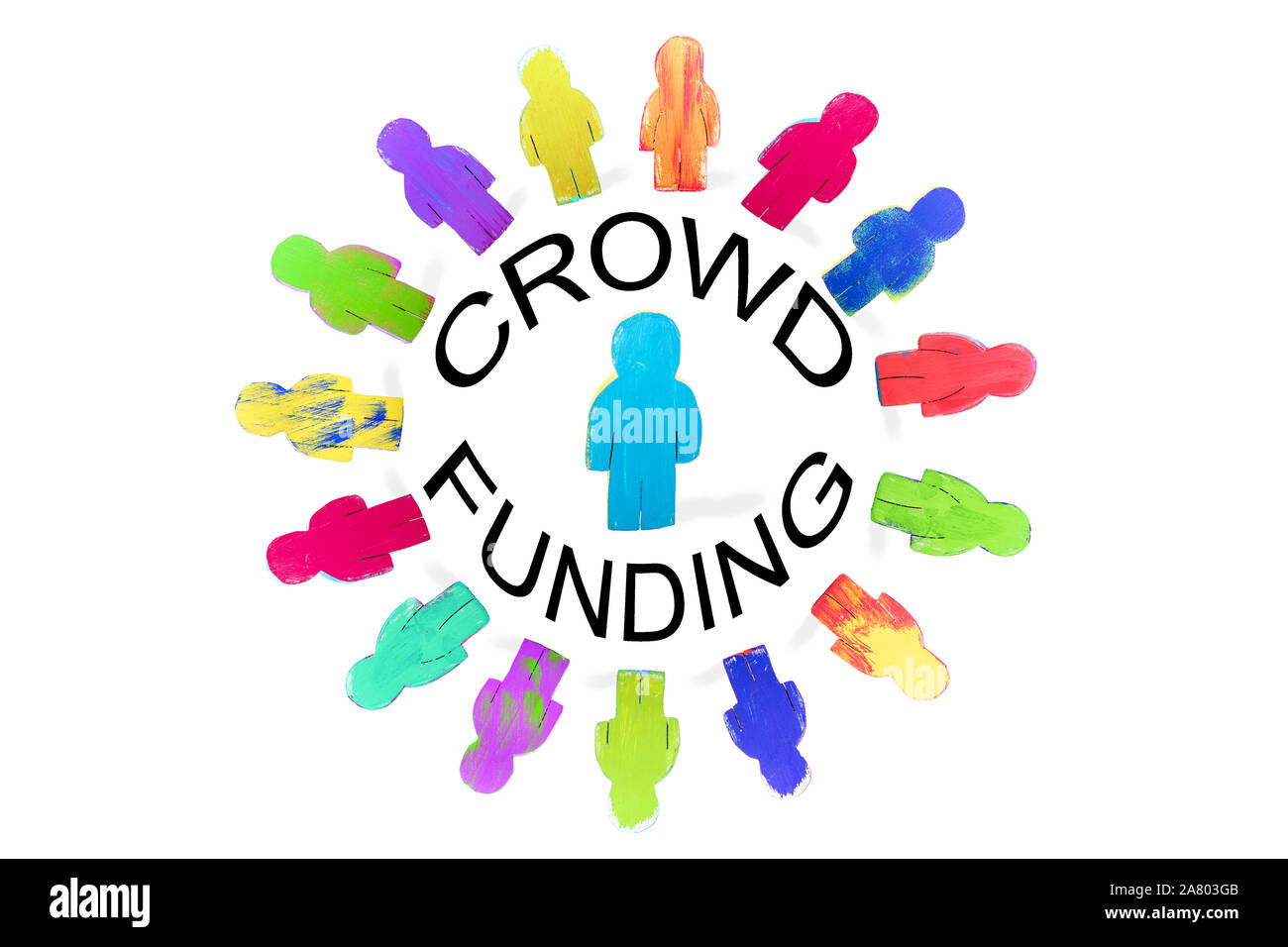 Diverses figures en bois dans un cercle, word Crowdfunding, financement et investissement concept foule, isolé Banque D'Images