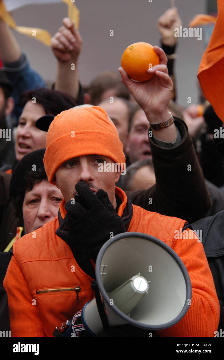 Révolution orange en Ukraine. Jeune homme habillé en utilisant un haut-parleur orange parle à l'occasion de la manifestation des migrants ukrainiens en République tchèque pour soutenir le candidat présidentiel de l'opposition ukrainienne Viktor Iouchtchenko à la place Wenceslas de Prague, en République tchèque, le 28 novembre 2004. Banque D'Images