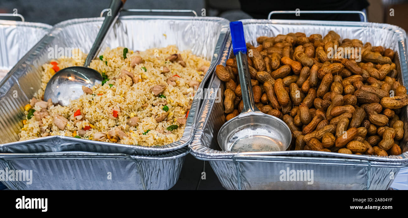 Arachides bouillis et Frits riz à un Food dans un marché de nuit Banque D'Images