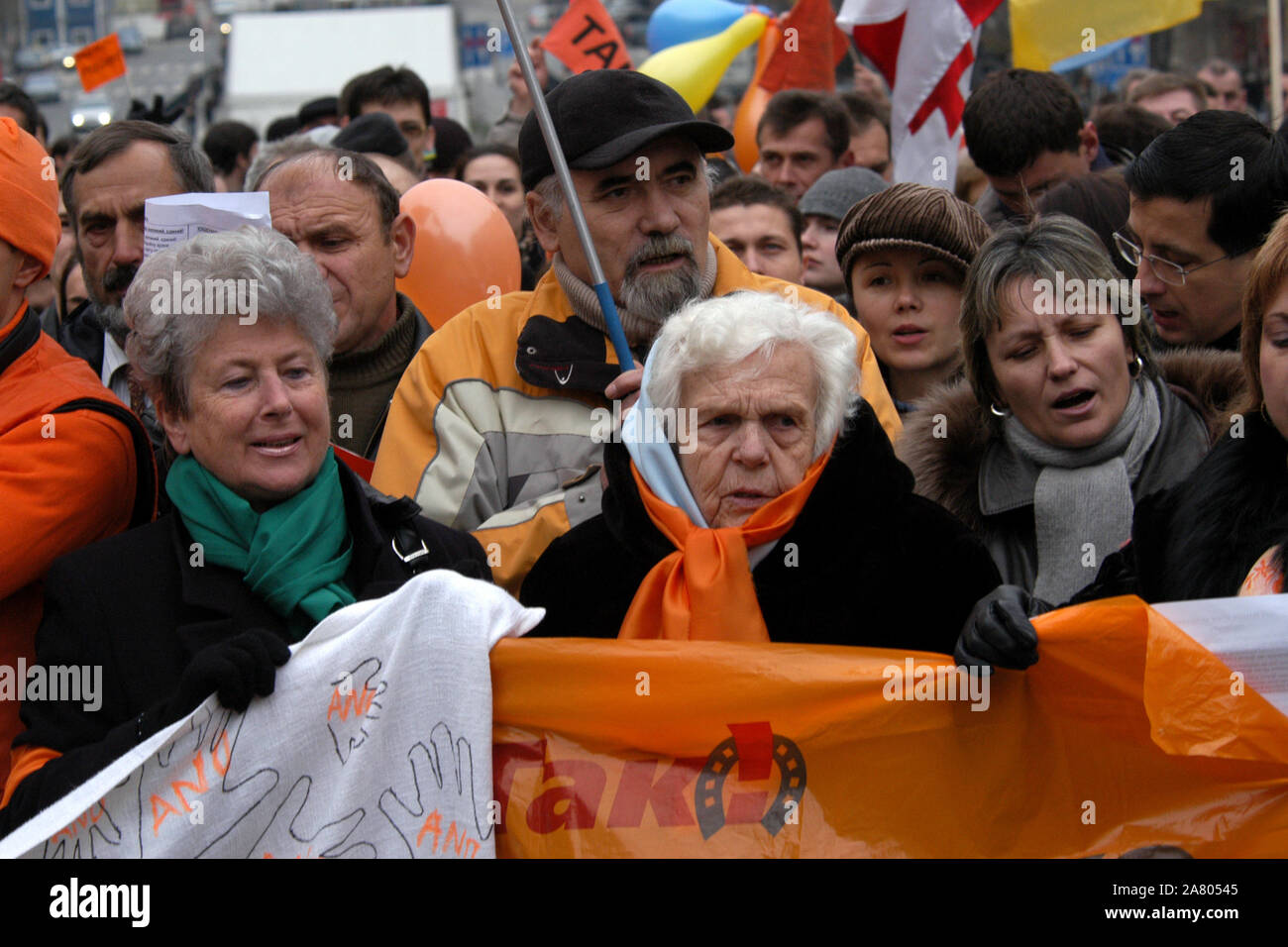 Révolution orange en Ukraine. Femme âgée assiste à la démonstration de migrants ukrainiens en République tchèque pour soutenir le candidat présidentiel de l'opposition ukrainienne Viktor Iouchtchenko à la place Wenceslas de Prague, en République tchèque, le 28 novembre 2004. Banque D'Images