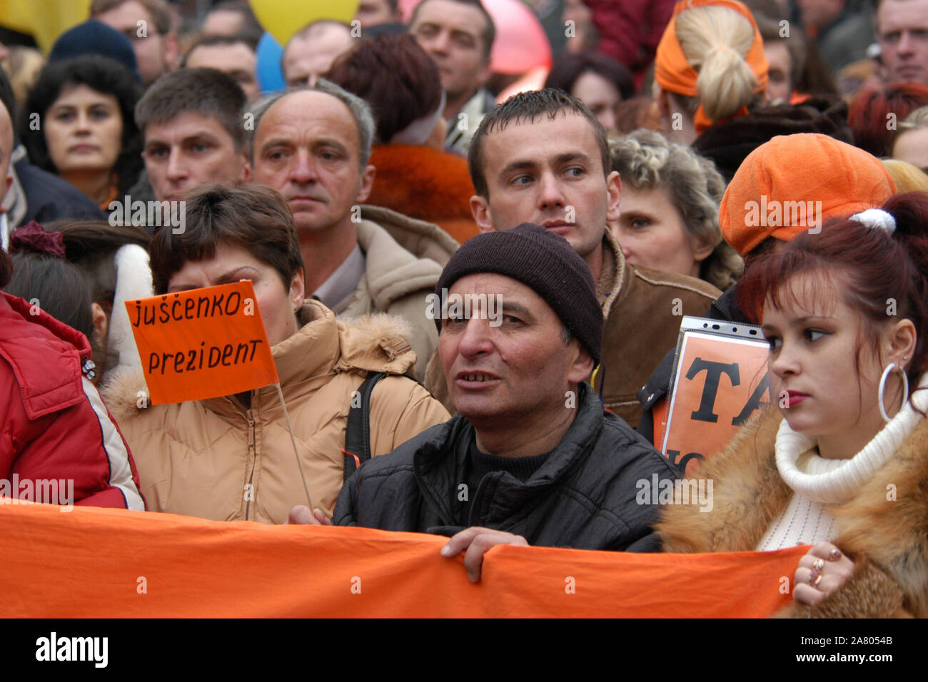 Révolution orange en Ukraine. Les migrants ukrainiens en République tchèque assister à la démonstration à l'appui de l'opposition ukrainienne, Viktor Iouchtchenko, candidat à l'élection présidentielle à la place Wenceslas de Prague, en République tchèque, le 28 novembre 2004. Banque D'Images